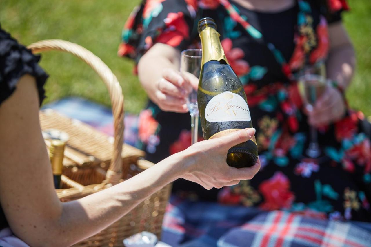 Balgownie Estate Yarra Valley Yarra Glen Exterior foto A bottle of champagne