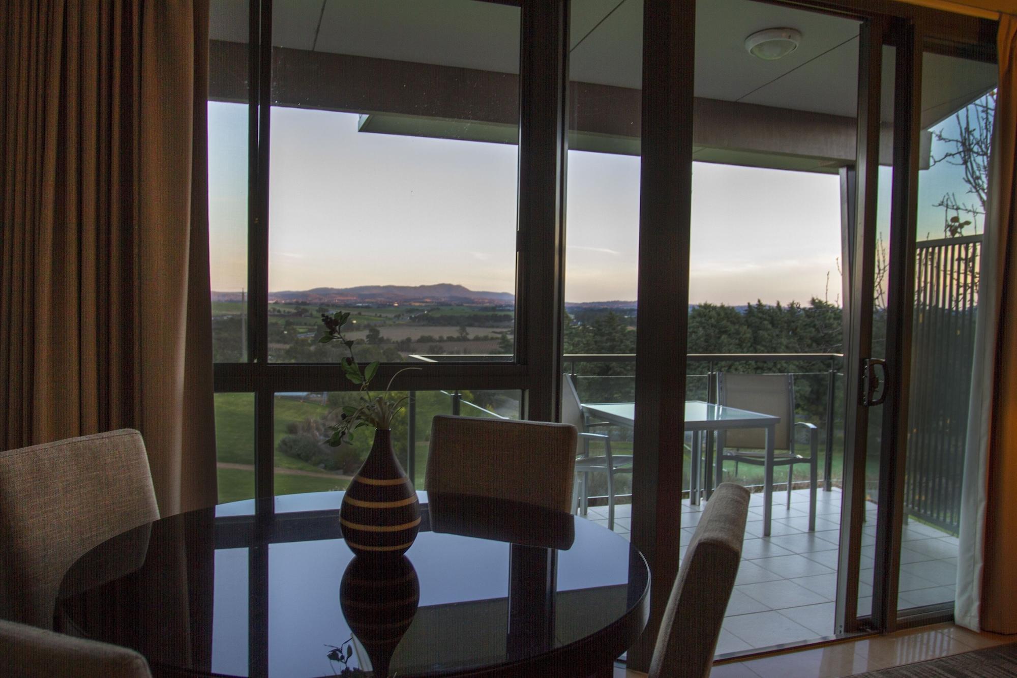 Balgownie Estate Yarra Valley Yarra Glen Exterior foto A view of the Gold Coast hinterland from a resort apartment