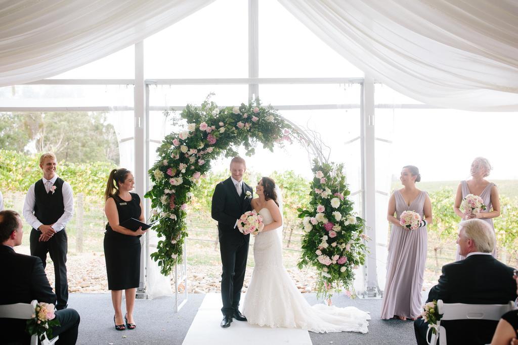Balgownie Estate Yarra Valley Yarra Glen Exterior foto A wedding ceremony in progress